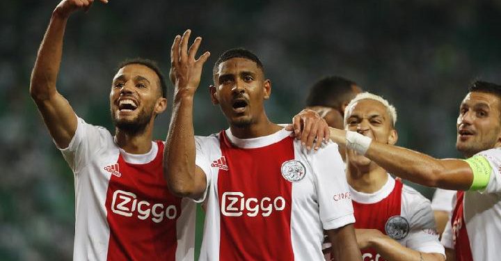 Penyerang Ajax Amsterdam, Sebastian Haller (tengah), melakukan selebrasi bersama rekan-rekannya setelah mencetak gol pada laga Liga Champions kontra Sporting Lisbon, Kamis 16 Agustus 2021.