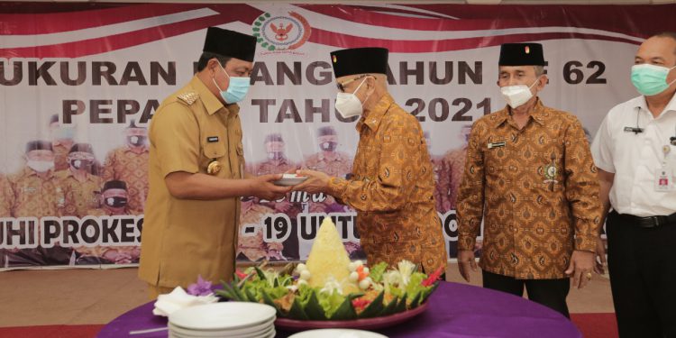 Gubernur Kalsel H Sahbirin Noor saat menerima potongan nasi tumpeng pada HUT ke-62 Persatuan Purnawirawan dan Warakawuri TNI dan Polri.