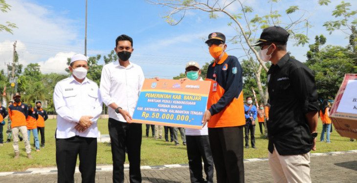 Bupati Banjar Saidi Mansyur bersama Wakil Bupati Said Idrus Al-Habsyie menyerahkan simbolis bantuan dari Pemkab Banjar kepada korban banjir Kabupaten Katingan Provinsi Kalteng. Foto humas/Antaranews Kalsel