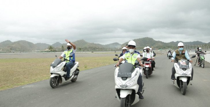 Menteri Investasi/Kepala BKPM Bahlil Lahadalia (tengah) menjajal sirkuit MotoGP Mandalika di Lombok Tengah NTB, Sabtu (11/9/2021). (ANTARA/HO Kementerian Investasi/BKPM)