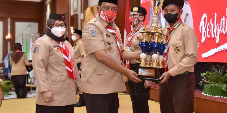 Gubernur Kalsel H Sahbirin Noor saat menyerahkan piala kepada pemenang dalam acara peringatan Harjad ke-60 Pramuka.