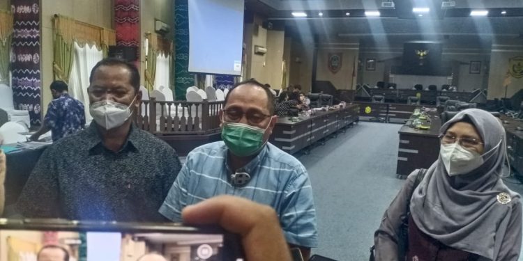 Direksi PDAM Bandarmasih saat diwawancarai wartawan.