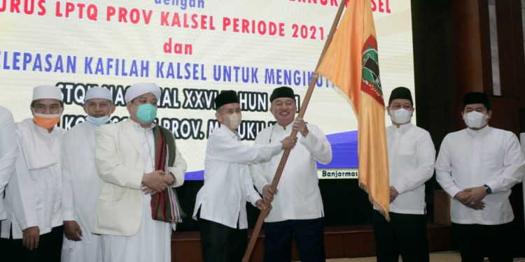 Pelepasan 60 Kafilah Kalsel untuk mengikuti STQH ditandai dengan pengibaran bendera oleh Wakil Gubernur Kalsel H Muhidin.