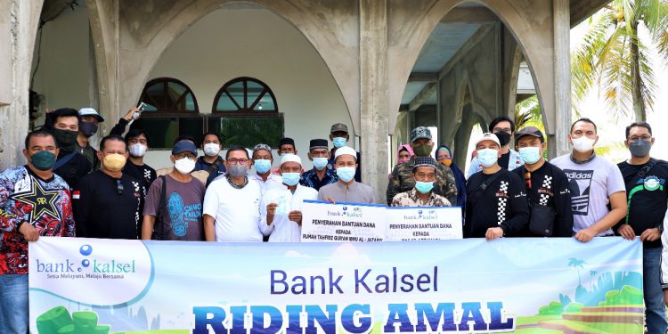 Peserta Riding Amal Bank Kalsel Foto bersama di sela penyerahan bantuan.