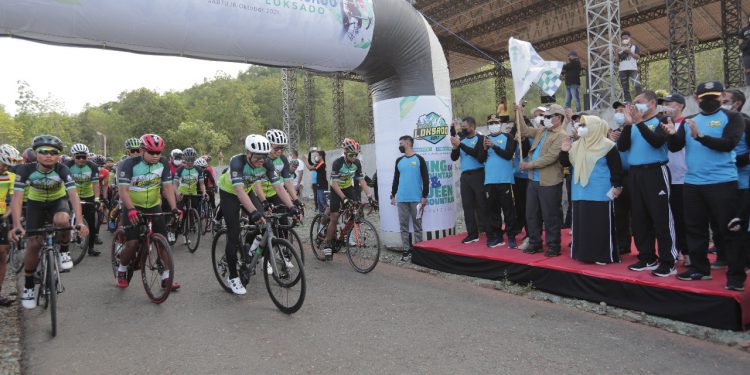 Gubernur Kalsel H Sahbirin Noor saat melepas ratusan peserta gowes tour de Loksado 2021 dari garis start di Kiram Park.