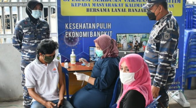 Salah satu warga saat mendapatkan suntik vaksin sinovac pada operasi serbuan vaksinasi Maritim Lanal Banjarmasin.