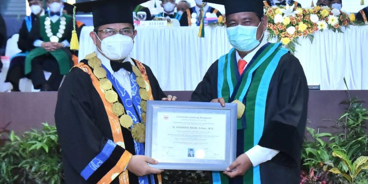 Gubernur Kalsel H Sahbirin Noor saat menerima piagam gelar Dr HC dari ULM yang diserahkan Rektor ULM Sutarto Hadi.