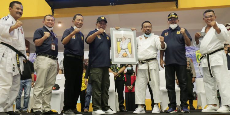 Gubernur Kalsel H Sahbirin Noor saat membuka Kejuaraan Karate Ketua Umum KONI Kota Banjarmasin Cup II tahun 2021 di GOR Hasanuddin.