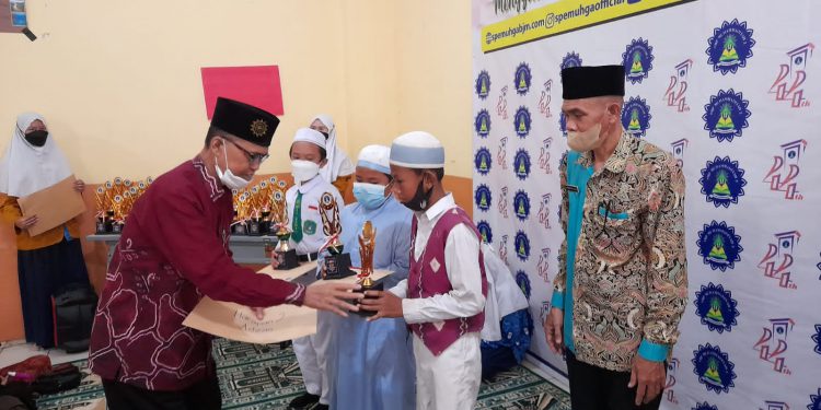 Kepala SMP Muhammadiyah 3 Banjarmasin Jumansyah berfoto bersama pemenang lomba menyambut Milad ke-44 sekolahnya.((putza))