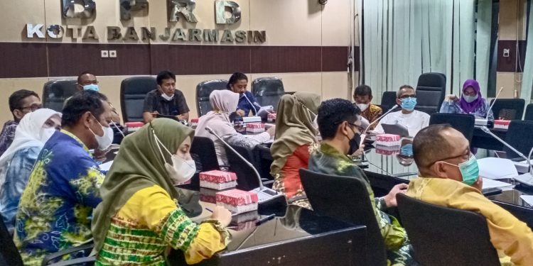 Rapat Pansus Raperda Perseroda PDAM Bandarmasih dengan pihak terkait di ruang mini DPRD Banjarmasin.