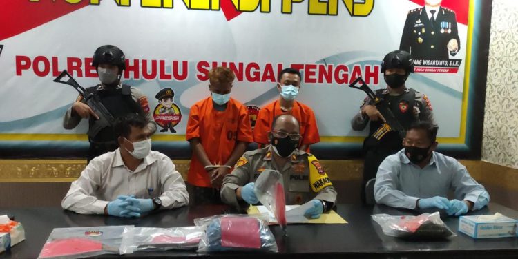 Tersangka MS saat dihadirkan pada konferensi pers di Mapolres HST.