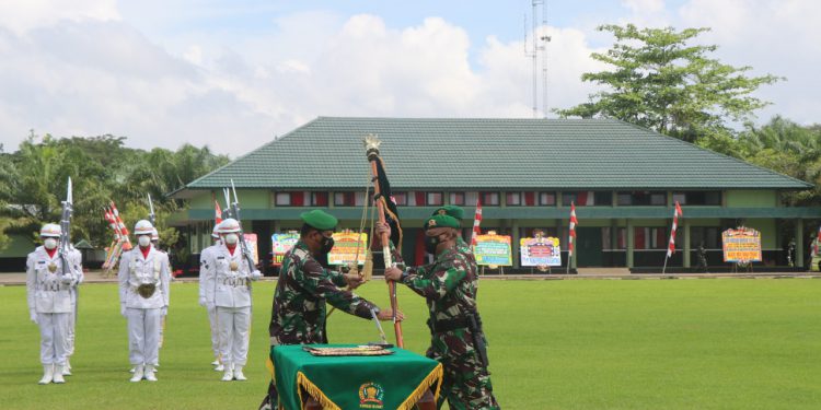 Letkol Inf Yoga Yastinanda menyerahkan tongkat estafet kepemimpinan Danyonif 621/Manuntung kepada Letkol Inf Deny Adhiani Amir.