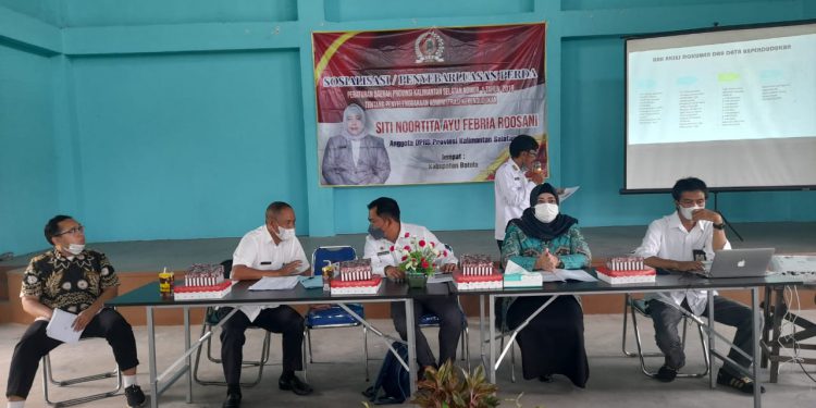 Anggota DPRD Kalsel Siti Noortita Ayu Febria Roosani, Kepala Disdukcapil Kalsel Irfan Sayuti dan Camat Alalak M Syar’rawi saat menjadi narasumber sosialisasi di kantor Kecamatan Alalak, Kabupaten Batola. ((putza))