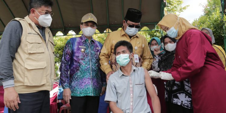 Gubernur Kalsel H Sahbirin Noor saat meninjau pelaksanaan vaksinasi bergerak di Batu Mandi, Balangan.