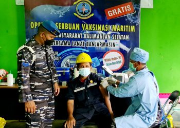 Lanal Banjarmasin Bersama GAPKI Kalsel Ciptakan Herd Immunity Warga Pesisir Desa Batalang