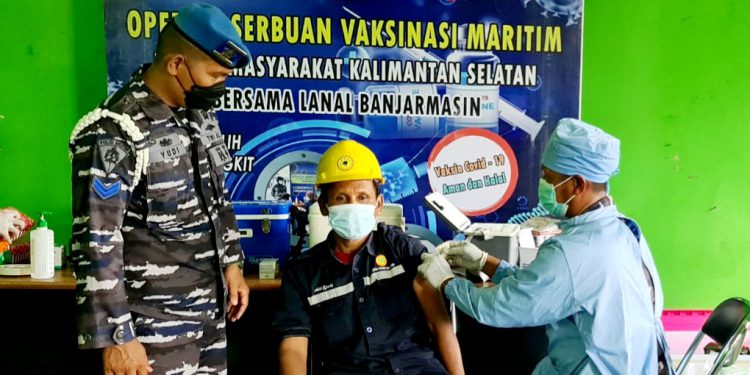 Salah satu warga menerima vaksin pada Serbuan Vaksinasi Maritim tahap pertama di PT.CPKA, Tanah Laut.