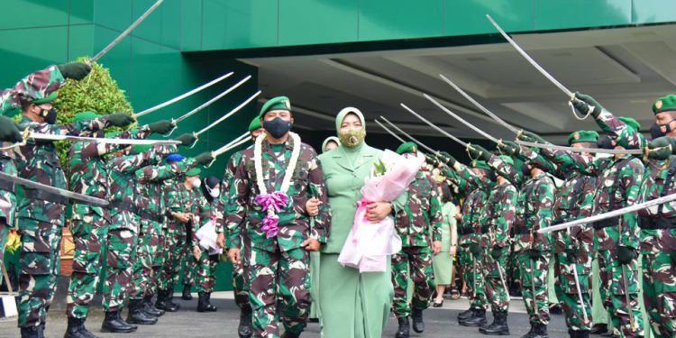 Mayjen TNI Teguh Pudjo Rumekso dan istri disambut dengan hormat jajar dan tradisi pedang pora.