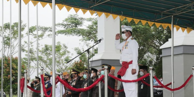 Gubernur Kalsel H Sahbirin Noor saat memimpin peringatan Hari Pahlawan di halaman Setdaprov Kalsel di Banjarbaru.