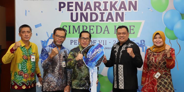 Penarikan undian oleh Plt. Direktur Utama dan Dewan Komisaris Bank Kalsel, I G.K. Prasetya dan Syahrituah Siregar, Head of Business dan Supporting Group, Fachrudin dan Mitra Damayanti.