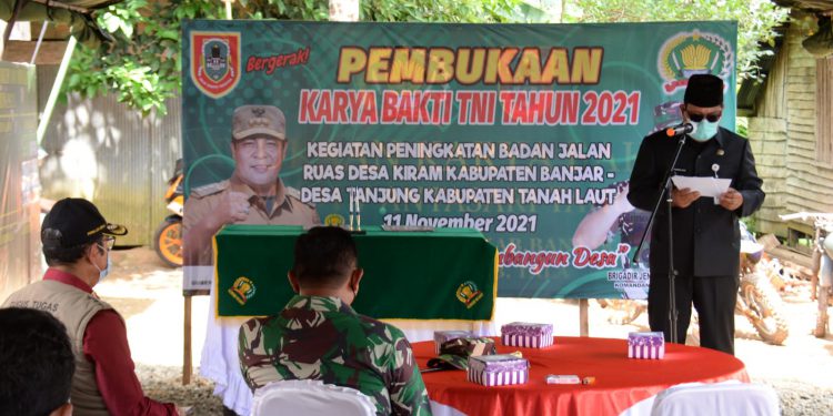 Gubernur Kalsel H Sahbirin Noor memberikan sambutan usai membuka secara resmi kegiatan karya Bakti TNI di Desa Kiram.