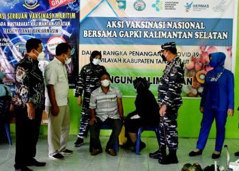 Lanal Banjarmasin Gelar Serbuan Vaksinasi Maritim di Desa Tajau Pecah dan Sebuhur