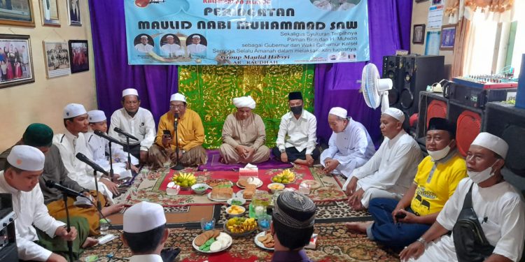 Staf Ahli Gubernur Bidang Kemasyarakatan dan SDM Ir H Faturrahman saat membacakan sambutan Gubernur Kalsel H Sahbirin Noor pada acara peringatan Maulid Nabi Muhammad SAW yang digelar Insan Seni dan Pencinta Budaya Daerah Provinsi Kalsel.((putza))