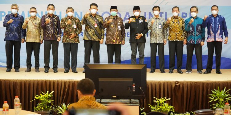 Paman Birin foto bersama usai menghadiri Seminar Pemenuhan Modal Inti Bank Pembangunan Daerah (BPD), Selasa (16/11) di Ballroom Q Grand Daffam Syari'ah Hotel, Banjarbaru.