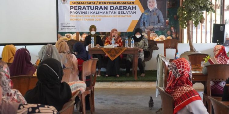 Anggota Fraksi Golkar DPRD Provinsi Kalsel Hj Dewi Damayanti Said saat Sosialisasikan Peraturan Daerah (Sosper)  Provinsi Kalsel Nomor 1  tahun 2021 tentang Penyelenggaraan Kesehatan.((putza))