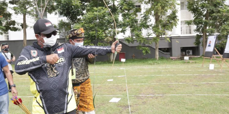 Gubernur Kalsel H Sahbirin Noor saat memanah tanda dibukanya Turnamen Panahan Tradisional,di Halaman Kantor Setda Prov Kalsel.