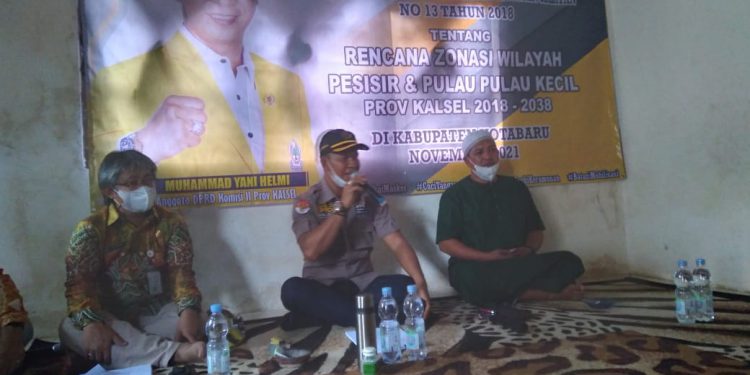 Anggota Komisi II DPRD Kalsel, Muhammad Yani Helmi sosialisasikan perda Nomor 13 Tahun 2018 tentang rencana zonasi wilayah dan pulau-pulau kecil bersama stakeholder terkait, di Desa Teluk Sirih, Kecamatan Pulau Laut Selatan, Kabupaten Kotabaru.(smr)