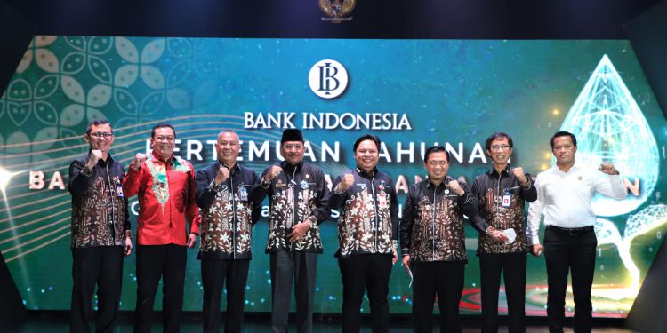 Foto bersama Ketua DPRD Kalsel H Supian HK, Walikota Banjarmasin H Ibnu Sina dan pihak manajemen Bank Kalsel pada acara pertemuan tahunan Bank Indonesia.