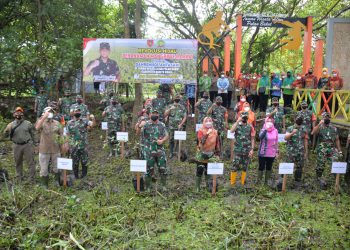 Gencarkan Revolusi Hijau, Danrem 101/Antasari Ajak Insan Pers Kalsel Tanam Pohon Rambai
