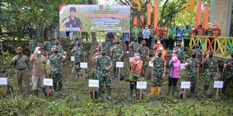 Foto bersama usai kegiatan penanaman pohon mangrove Rambai.