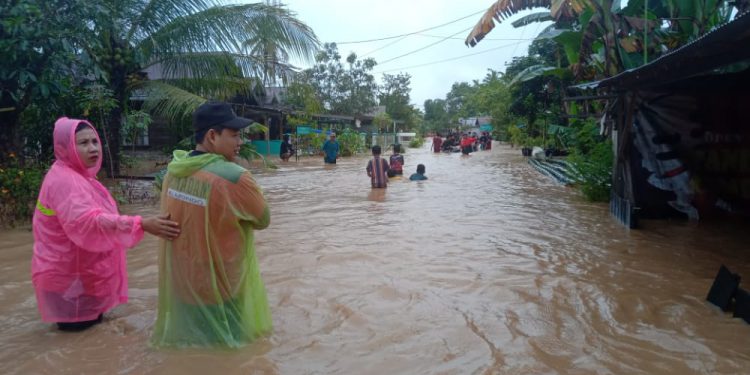 Ruas jalan di Barabai yang terendam banjir dengan ketinggian sepaha orang dewasa.