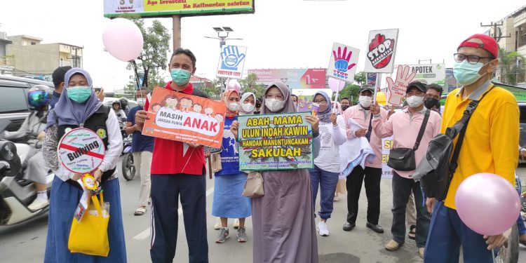 DPPPA Kalsel gelar kampanye hari anti kekerasan di Pasar Bunga Km 7, Kabupaten Banjar.