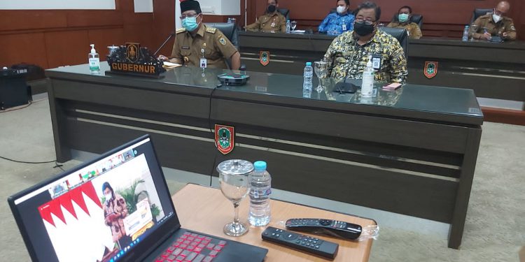 Gubernur Kalsel H Sahbirin Noor mengikuti acara penyerahan DIPA  dan TKDD secara Virtual di ruang rapat PM Noor, Kantor Setdaprov Kalsel.