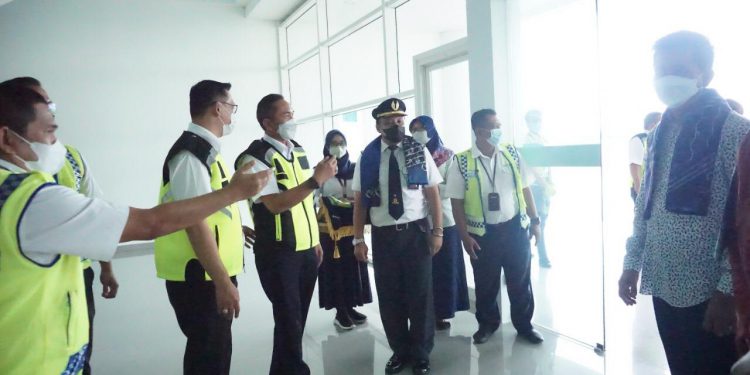 Bupati Muara Teweh, crew airline dan perwakilan penumpang dikalungi kain sasirangan khas Banua secara langsung oleh General Manager Bandara Internasional Syamsudin Noor.