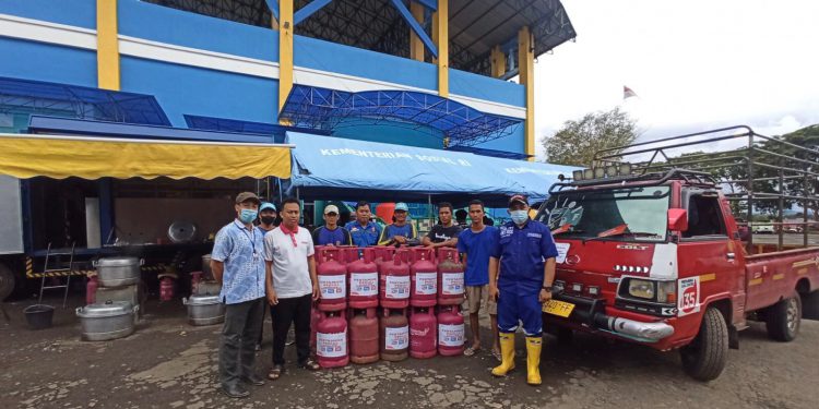 Bantuan secara simbolis diserahkan kepada Kepala Bidang Sosial, Dinas Sosial Kabupaten HST Husnawati bertempat di Posko Utama Banjir Stadion Mandingin, Kabupaten HST.