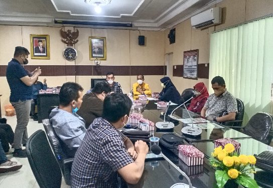 Kepala Dinkes Banjarmasin Machli Riyadi bersama panitia HKN saat memenuhi panggilan Komisi IV DPRD Banjarmasin.