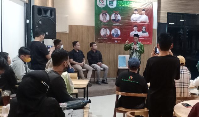 Ketua Dewan Syuro PKB Banjarmasin H Arifin Noor (wakil walikota Banjarmasin) saat memberikan motivasi politik pada dialog politik anak muda. ((smr))