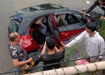 Mobil Minibus Tenggelam di Sungai Tepi Jembatan Jalan Gunungraja Tambang Ulang