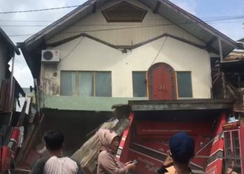 Rumah Bertingkat di Tepi Sungai Kelayan Tiba-tiba Amblas