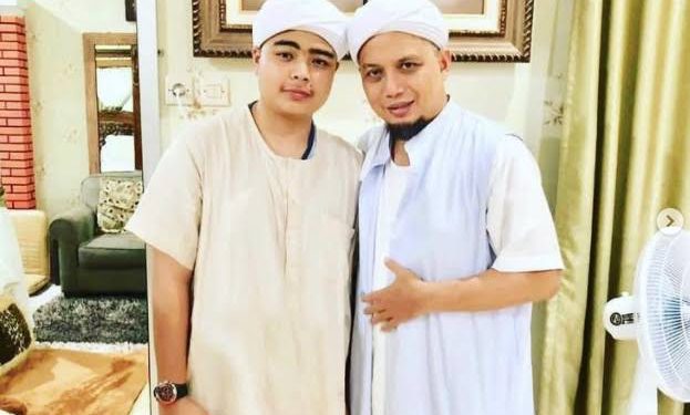 Muhammad Ameer Adzikro berfoto dengan sang ayah Ustaz Arifin Ilham.