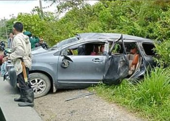 Hindari Truk, Avanza Berisi Satu Keluarga Terguling