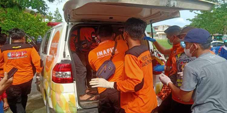 Jasad B saat dievakuasi menggunakan ambulans. (foto : borneonews.com)