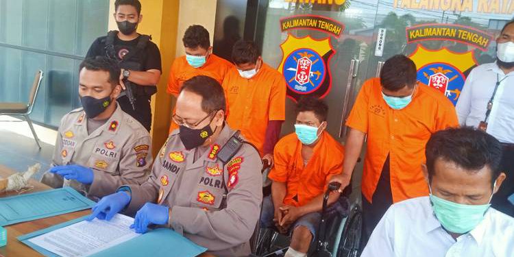 Keempat pelaku pembobol saat dihadirkan pada gelar perkara di Mapolres Palangka Raya. (foto : borneonews.com)