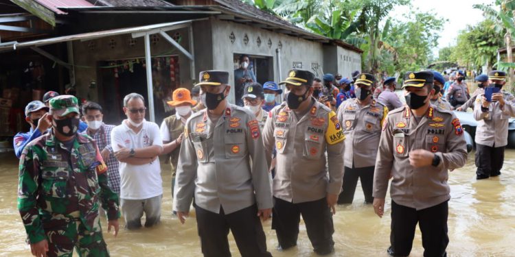 Pengecekan lokasi banjir, Wakapolda Kalsel Brigjen Pol Mohamad Agung Budijono  SIK, beserta Keluarga Besar Alumni Akpol 91 Batalyon Bhara Daksa.