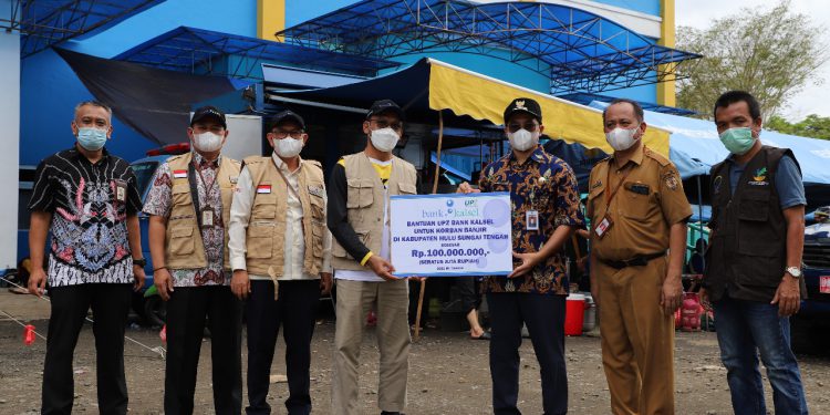 Bantuan diserahkan secara langsung Komisaris Independen Bank Kalsel, Syahrituah Siregar didampingi Direktur Operasional Bank Kalsel, Ahmad Fatrya Putra kepada Bupati HST H Aulia Oktafiandi.