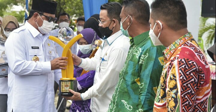 Gubernur Kalsel H Sahbirin Noor saat menyerahkan tropi kepada pemenangan Proklim.