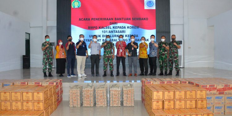 Korem 101/Antasari menerima bantuan sembako untuk warga terdampak Banjir di Kabupaten HST dari BMPD Kalsel, di Aula Korem setempat.